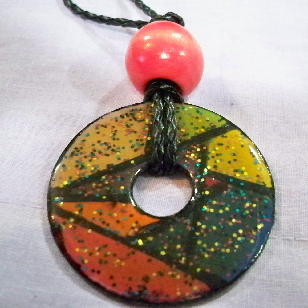 BEAUTIFUL ART DECO PIECE ON A CORD.